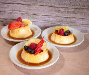 Tres hermosos platillos de flan con frutos rojos