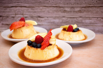 Imagen horizontal de un flan de napolitano con caramelo con deliciosos frutos rojos
