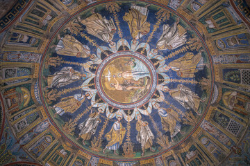Obraz premium Mosaik in der Kuppel der Basilika Sant'Apollinare Nuovo in Ravenna