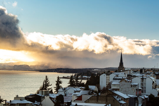 nuvem de neve e o sol em Bariloche, Centro C&iacute;vico, Patag&ocirc;nia Argentina Lago glacial Nahuel Huapi