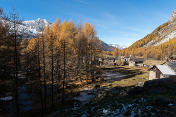 Le hameau du Monal en automne © DELAIRON