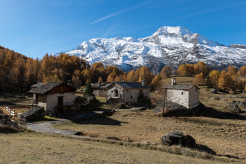 Le hameau du Monal en automne © DELAIRON