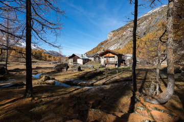 Le hameau du Monal en automne © DELAIRON