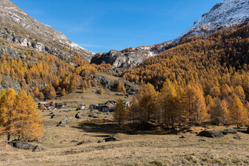 Le hameau du Monal en automne © DELAIRON