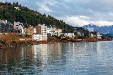 Fototapeta premium cidade de San Carlos de Bariloche, Patagônia Argentina Lago glacial Nahuel Huapi