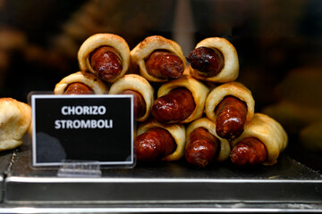 tapas de chorizo frito estilo perrito caliente © planeta11