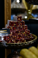 pasteles turcos con frutas confitadas, granada y almendras