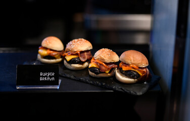 mini hamburguesas gourmet de carne queso fundido y beicon