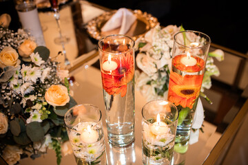 velas en floreros con agua