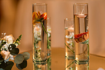 velas en floreros con agua