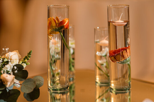 velas en floreros con agua