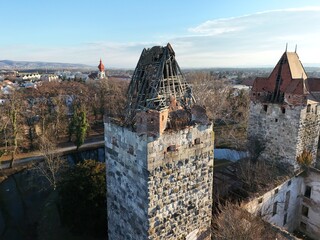 Ruin&ouml;ser T&uuml;rme der Schlossruine Pottendorf, Nieder&ouml;sterreich 