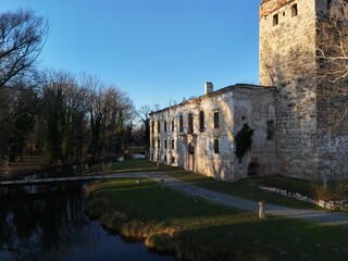 die Mauern und der Turm der Schlossruine Pottendorf