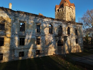 die Mauern und ein Turm des Wasserschloss Pottendorf in Nieder&ouml;sterreich 