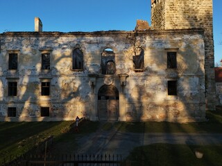 die Au&szlig;enmauern der Ruine Wasserschloss Pottendorf