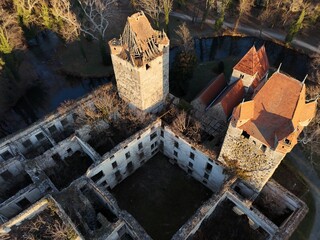 Wasserschloss Pottendorf mit Kapelle aus der Vogelperspektive, Pottendorf in Nieder&ouml;sterreich