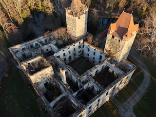 Wasserschloss Pottendorf mit Kapelle aus der Vogelperspektive, Nieder&ouml;sterreich