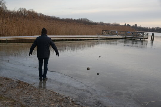 persona andando sobre hielo de un lago