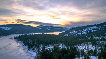 Obraz premium Spirit Lake Idaho Frozen Lake During Sunset
