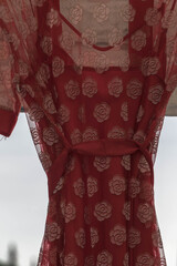 Detail eines roten Kleides