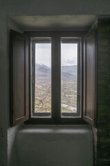 Fenster in der Einsiedelei Sant'Onofrio al Morrone bei Sulmona in den Abruzzen, Italien