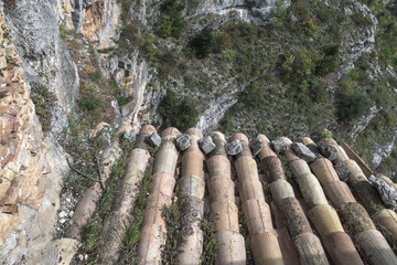 Detail eines Ziegeldachs in der Einsiedelei Sant'Onofrio al Morrone in Sulmona, Abruzzen