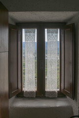 Fenster mit gestickten Gardinen in der Eremo Sant'Onofrio al Morrone, Sulmona