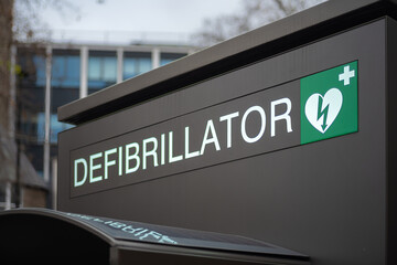 Obraz premium Defibrillator Sign with Heart Icon