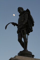 Monumento a Cervantes y luna creciente en la plaza Mayor de Alcal&aacute; de Henares, Madrid, Espa&ntilde;a