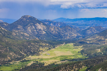 Fototapeta premium Sunny view of the beautiful landscape from Rainbow Curve Overlook in Rocky Mountain National Park.