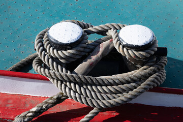 Festgemachter Doppelpoller auf Stahlschiff