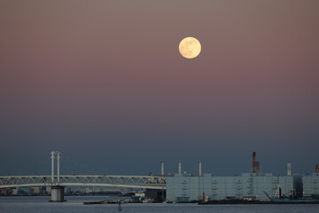 横浜大さん橋から見る横浜港と満月