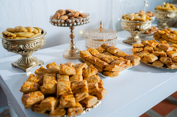Mesa de catering con surtido de bocadillos y hojaldres artesanales en presentación elegante