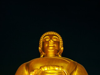 ワット・パークナム・パーシーチャルーンの大仏　タイのバンコクの夜間ライトアップ