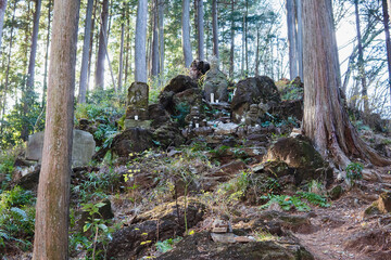日本：大平山／鬼を従えた役行者像（修験道の・役小角）を見上げる風景／埼玉県越生町・1月