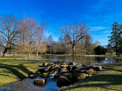 See mit Fels Steinen und kleinem Wasserfall im &ouml;ffentlichen Park Schloss Favorite Foerch