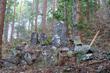 日本：ハイキングコースの石造物／埼玉県越生町・1月