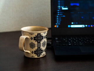 ノートパソコンと淹れたてのコーヒー