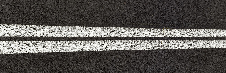 Lignes blanches sur asphalte 