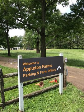 Welcome to Appleton Farms Sign