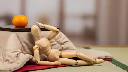 こたつでくつろぐデッサン人形