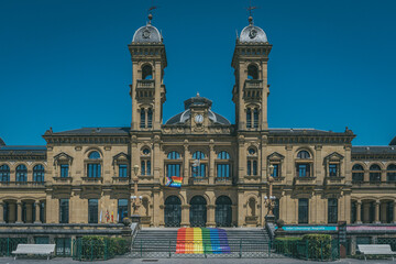 Obraz premium 【スペイン】サンセバスチャン市庁舎の正面外観とレインボーカラーの階段