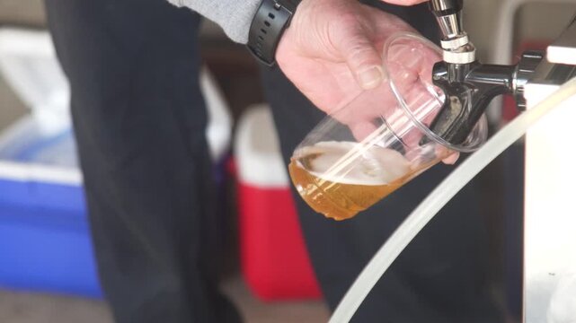 ビールを注ぐ男性