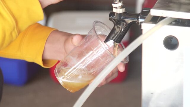 ビールを注ぐ男性