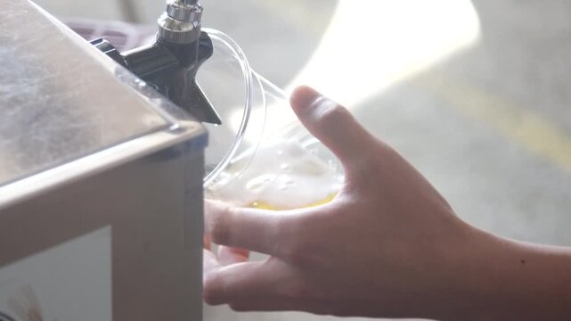 ビールを注ぐ男性