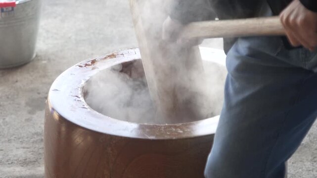 餅つきをする様子