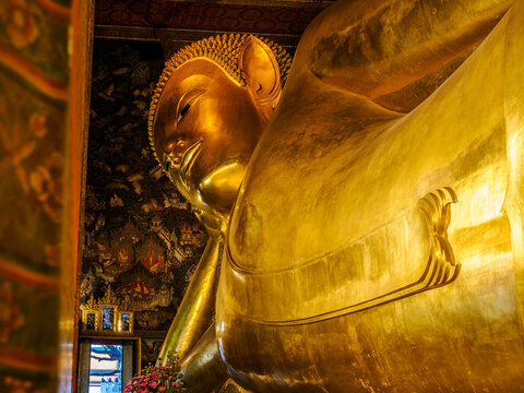 ワット・ポーの黄金の涅槃仏像　タイ・バンコクの仏教寺院