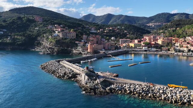 Rio Marina, isola d'Elba, (Elba, Arcipelago Toscano, Italia).
Il porto e il centro della citt&agrave; di Rio Marina all'Isola d'Elba in Toscana.