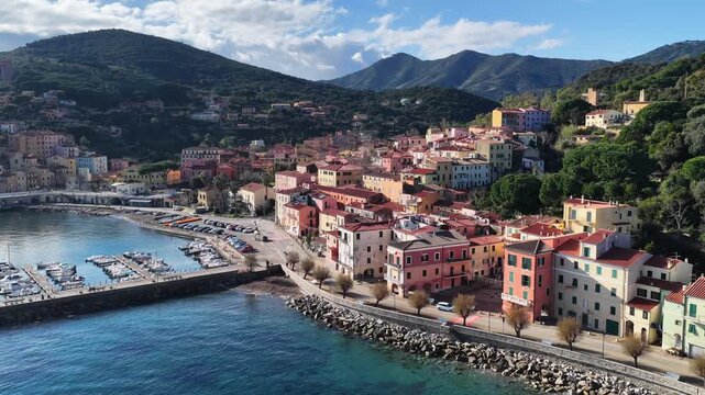 Rio Marina, isola d'Elba, (Elba, Arcipelago Toscano, Italia).
Il porto e il centro della citt&agrave; di Rio Marina all'Isola d'Elba in Toscana.