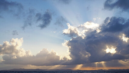雲間から差し込む光 静かな沖縄の海 